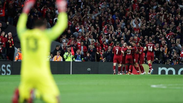 Während seine Mannschaft am anderen Ende des Spielfelds einen Treffer gegen Paris bejubelt, freut sich Liverpool-Keeper Alisson Becker ganz für sich alleine. Foto: imago/Colorsport