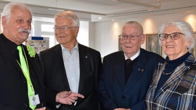 Sie schenken gerne ihre Zeit: (von links) der Seniorenbeiratsvorsitzende Jürgen Lüdtke und seine Vorgänger Jürgen-Dieter Paulus, Gerd Pleus und Ingeborg Biallas freuten sich im Rathaus über die lobenden Worte zum Jubiläum. 