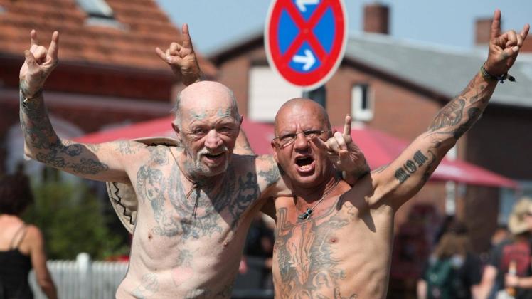 Zwei begeisterte Fans bei Wacken 2014. Foto: Imago/nph