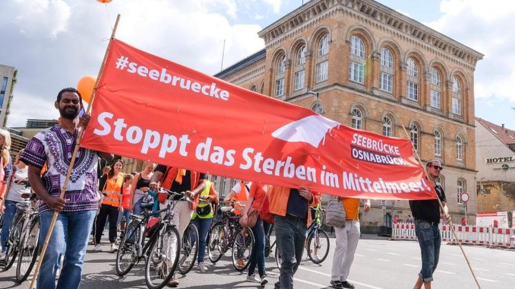 Im August 2018 haben hunderte Menschen in Osnabrück für die Aktion Seebrücke demonstriert. Danach hat der Osnabrücker Rat eine entsprechende Resolution beschlossen. Foto: Thomas Osterfeld