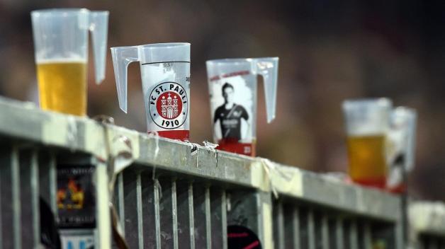Der FC St. Pauli setzt bereits auf Mehrwegbecher. Foto: Witters/Groothuis