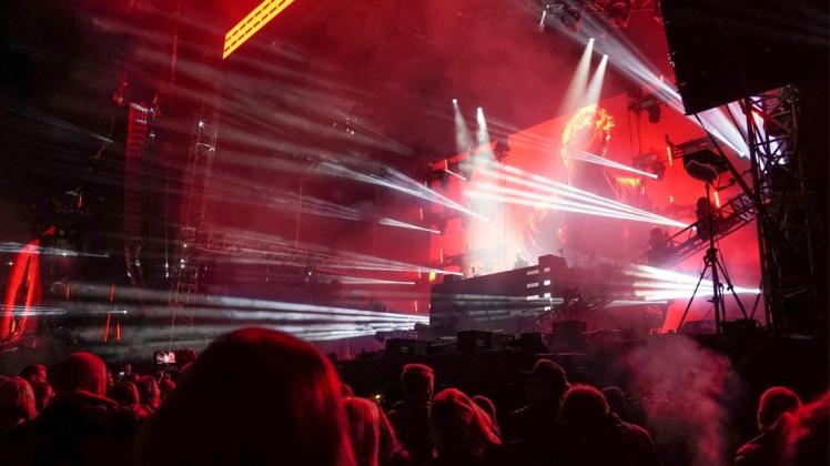 David Guetta heizt ein: Der Star-DJ legt vor der beeindruckenden Werft-Kulisse in Papenburg auf. Foto: Werner Scholz



Foto © Picturepower / Scholz