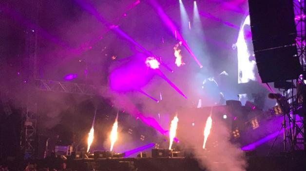 Zur Show von David Guetta gehörten Feuereffekte. Foto: Daniel Gonzalez-Tepper
