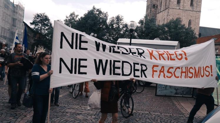 "Nie Wieder Krieg! - Nie Wieder Faschismus!“- Demonstration In ...