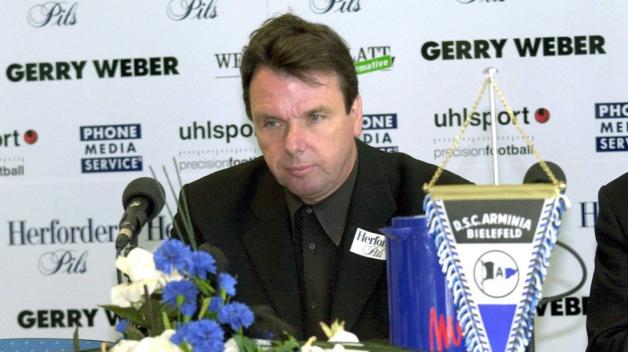 Heribert Bruchhagen während seiner Zeit als Manager von Arminia Bielefeld im Jahr 2001. 

