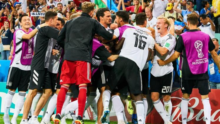 Die deutsche Nationalmannschaft feierte ihren Sieg gegen Schweden ausgiebig. Doch welche Spieler sind wirklich schon in WM-Form? Foto: Imago/ActionPictures