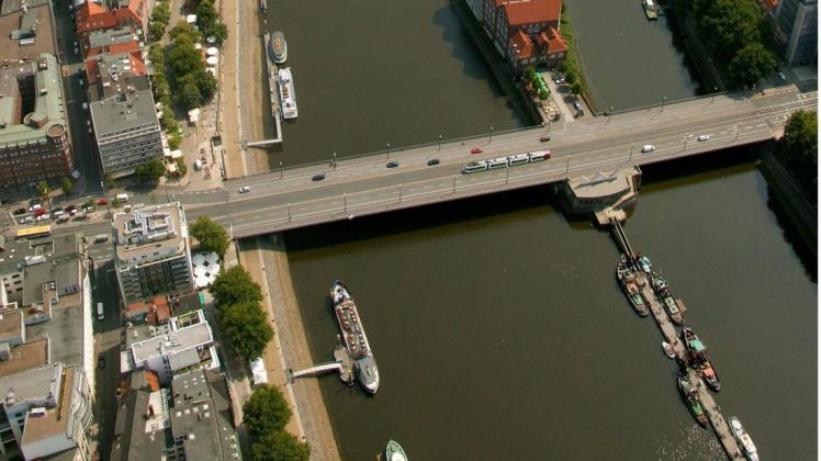 Bremens Brücken sind, wie alle Brücken in Deutschland auch, verkehrssicher. Hier im Bild: Der Blick auf die Neustadt und die Weser. Foto: imago/Hans Blossey