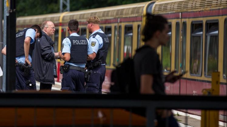 Der S-Bahnverkehr an der betroffenen Station Greifswalder Straße war am Samstagmorgen für rund eine Stunde unterbrochen. Foto: dpa