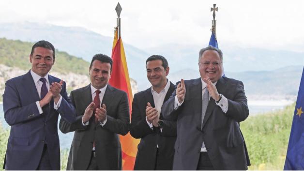 Nikola Dimitrov (l-r), mazedonischer Außenminister, Zoran Zaev, mazedonischer Ministerpräsident, Alexis Tsipras, griechischer Ministerpräsident, und Nikos Kotzias, griechischer Außenminister, applaudieren nach der Unterzeichnung eines bilateralen Abkommens. Mit der Vereinbarung soll der Namensstreit zwischen den zwei Nachbarländern beigelegt werden. Die an Mazedonien grenzende griechische Provinz trägt den gleichen Namen. Foto: Yorgos Karahalis/AP/dpa
