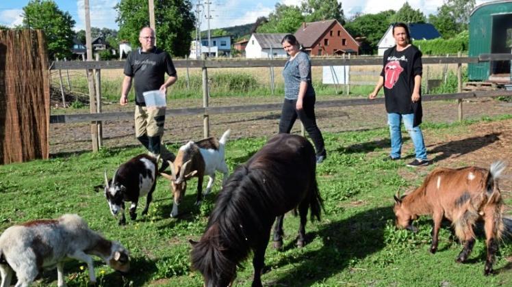 Ländliche Idylle am Wulberg in Westerhausen: Kai und Julia Behncke sowie Nachbarin Sandra Hielscher (von links) bei der Tierfütterung auf dem Gnadenhof Brödel. 