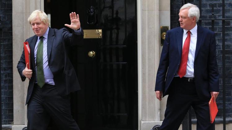 Boris Johnson (l), bisheriger Außenminister von Großbritannien, und David Davis, ebenfalls zurückgetretener Brexit-Minister, verlassen die Downing Street 10. Foto: dpa