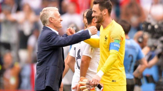 Frankreichs Trainer Didier Deschamps bedankt sich bei seinem Kapitän Hugo Lloris nach dem Viertelfinalsieg gegen Uruguay. Foto: imago/PanoramiC