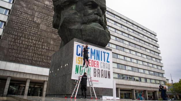Aktivisten haben am "Nischel" bunte Aufkleber und ein Plakat angebracht. Am Nachmittag soll dort wieder demonstriert werden.