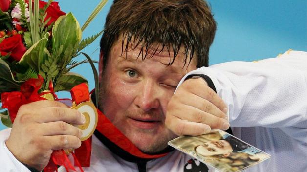 Olympiasieger Matthias Steiner mit dem Foto seiner verstorbenen Frau Susann bei den Olympischen Spielen in Peking 2008. Foto: Valeria Witters Olympiasieger Matthias Steiner mit dem Foto seiner verstorbenen Frau Susann bei den Olympischen Spielen in Peking 2008. Foto: Valeria Witters