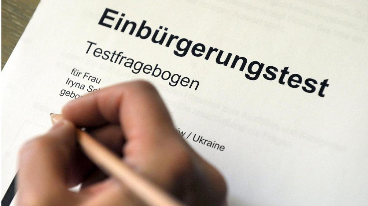 Welche Fragen gibt es beim Einbürgerungstest? | SHZ