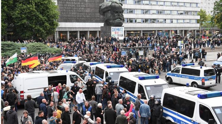 Teilnehmer der Demonstration von AfD und dem ausländerfeindlichen Bündnis Pegida, der sich auch die Teilnehmer der Kundgebung der rechtspopulistischen Bürgerbewegung Pro Chemnitz angeschlossen haben, ziehen zum Karl-Marx-Denkmal. Teilnehmer der Demonstration von AfD und dem ausländerfeindlichen Bündnis Pegida, der sich auch die Teilnehmer der Kundgebung der rechtspopulistischen Bürgerbewegung Pro Chemnitz angeschlossen haben, ziehen zum Karl-Marx-Denkmal.