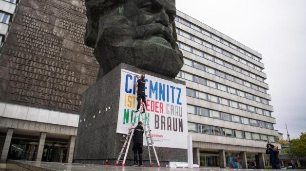 Aktivisten haben am "Nischel" bunte Aufkleber und ein Plakat angebracht. Am Nachmittag soll dort wieder demonstriert werden. Aktivisten haben am "Nischel" bunte Aufkleber und ein Plakat angebracht. Am Nachmittag soll dort wieder demonstriert werden.