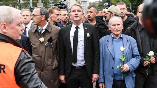 Björn Höcke (M), Vorsitzender der AfD-Fraktion im Thüringer Landtag, nimmt an der Demonstration von AfD und dem ausländerfeindlichen Bündnis Pegida teil. Foto: picture alliance/dpa Björn Höcke (M), Vorsitzender der AfD-Fraktion im Thüringer Landtag, nimmt an der Demonstration von AfD und dem ausländerfeindlichen Bündnis Pegida teil. Foto: picture alliance/dpa