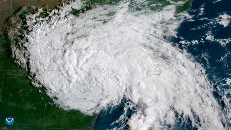 Das gewaltige Sturmtief hat über das ganze Wochenende ergiebigen Regen über den Südosten der USA getragen. Foto: NOAA/AP/dpa