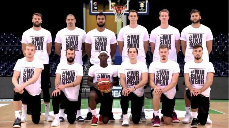 #Wirsindmehr – Die deutsche Basketball-Nationalmannschaft hat ein klares Zeichen gegen Rassismus gesetzt. Screenshot: noz.de/Quelle: DBB