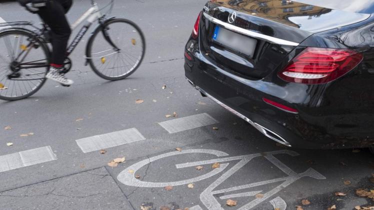 Der Rat hat am Dienstag eine Kampagne gegen Falschparker auf Geh- und Radwegen beschlossen. Symbolfoto: imago/Seeliger Der Rat hat am Dienstag eine Kampagne gegen Falschparker auf Geh- und Radwegen beschlossen. Symbolfoto: imago/Seeliger