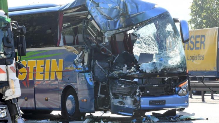 Beim Zusammenstoß eines Reisebusses mit einem Mülltransporter auf der Autobahn 5 bei Karlsruhe ist ein Mensch ums Leben gekommen. Foto: dpa/Uli Deck