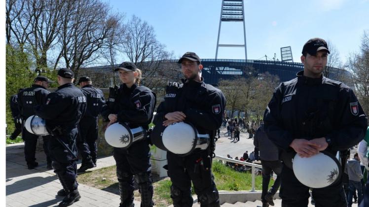Polizisten vor dem Weserstadion in Bremen. Foto: dpa