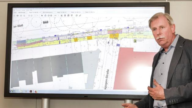 Jürgen Schmidt vom Fachbereich Geodaten und Verkehrsanlage stellt die „Protected Bike Lane“ vor. Foto: Jörn Martens Jürgen Schmidt vom Fachbereich Geodaten und Verkehrsanlage stellt die „Protected Bike Lane“ vor. Foto: Jörn Martens