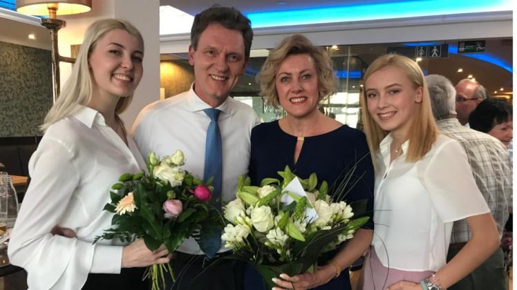 Dieter Krone mit seiner Ehefrau Ingrid und den Töchtern Areta (rechts) und Dinah (links). 