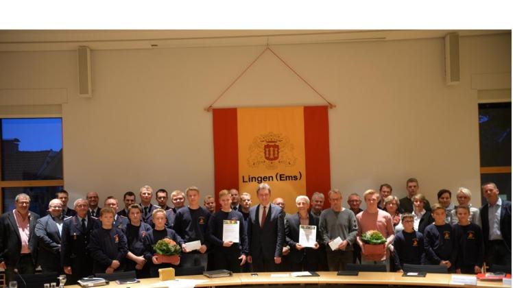 Lingens Oberbürgermeister Dieter Krone übergab den Umweltpreis 2018 der Stadt Lingen im Ratssitzungssaal. Foto: WIlfried Roggendorf