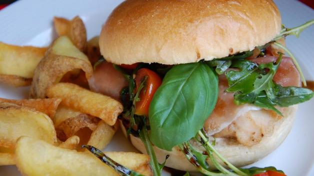 Wer den „Little Italy Burger“ möchte, muss zum Kilians. Foto: Marita Kammeier