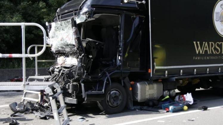 Auf der A1 zwischen den Anschlussstellen Osnabrück-Nord und Osnabrück-Hafen in Richtung Münster sind am Montagnachmittag zwei Personen bei einem Unfall verletzt worden. Fotos: NWM-TV