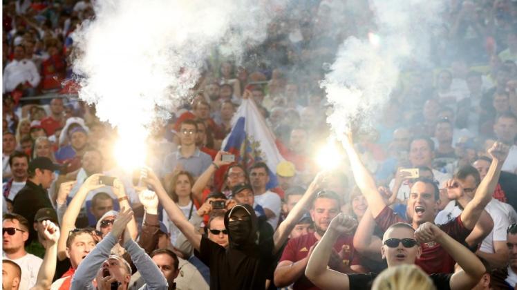 Russische Fußballfans während des EM-Gruppenspiels zwischen England und Russland vor zwei Jahren. 