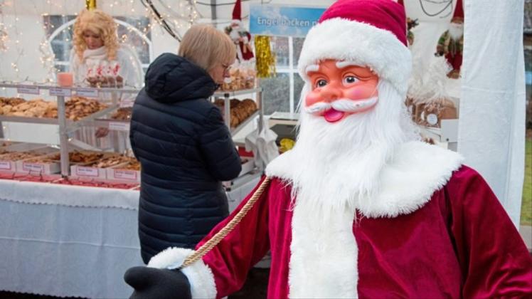Der Weihnachtsmann wird an den kommenden Adventswochenenden in Stuhr erwartet. Archivfoto: Andreas Nistler