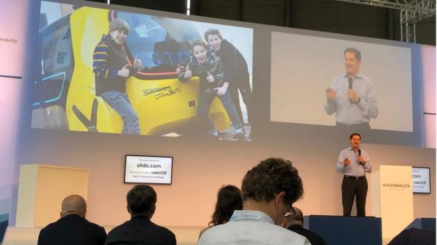 Der Chief Digital Officer von VW, Johann Jungwirth, zeigte auf der Cebit 2018 die Zukunftsvisionen des Autobauers. Foto: Christian Ströhl