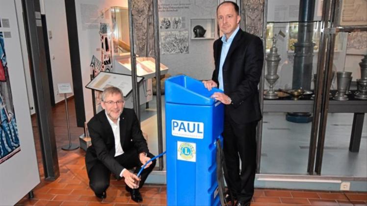 Wie „PAUL“ funktioniert, zeigen Carsten Jöhnk (links) und Wolfgang Etrich vom Lions Club Delmenhorst-Burggraf. 