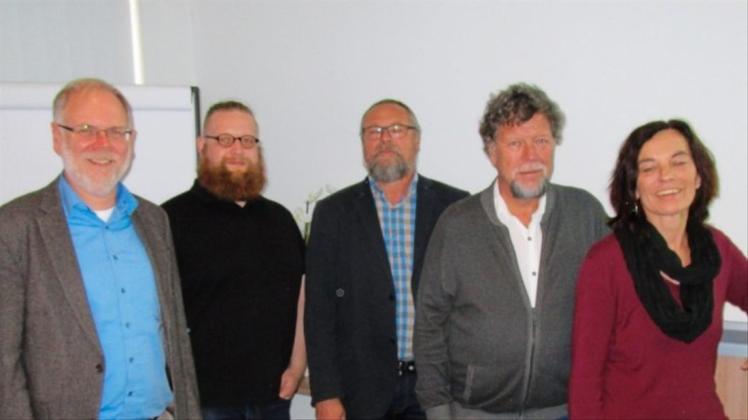 Vom Stadtbaurat Jürgen Rautenberg (v. l.) ließen sich die Grünen, Michael Meyer (Stadtrat Papenburg), Günter Buss, Michael Fuest und Birgit Kemmer, Pläne vorstellen. 