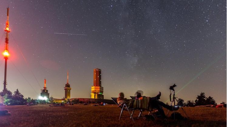 Besucher beobachten in der Nacht auf dem Großen Feldberg im Taunus die Sternschnuppennacht. Foto: Jan Eifert/dpa