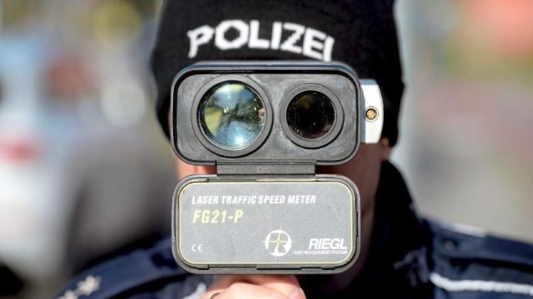 Wegen eines falsch aufgestellten Verkehrsschildes zahlt die Polizei Münster die Verwarnungsgelder an die vermeintlich zu schnell gefahrenen Autofahrer zurück. Symbolfoto: dpa