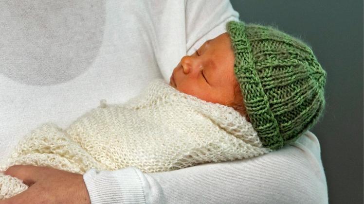 Jacinda Ardern, Premierministerin von Neuseeland, stellte Ende Juni ihre neugeborene Tochter Neve Te Aroha Ardern Gayford der Öffentlichkeit vor. Foto: David Rowland/AAP/dpa