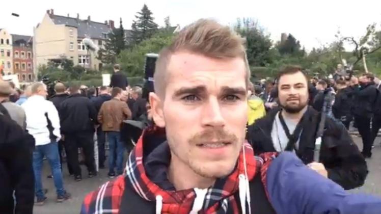 Reporter Tobias Bosse an der Protestkundgebung der rechtspopulistischen Bewegung Pro Chemnitz. 