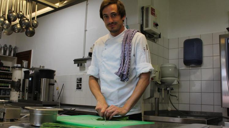 Frederic Rumpenhorst ist seit Juli dieses Jahres Küchenchef im Höger&apos;s in Bad Essen. Er ist über Umwege in der Küche gelandet. Foto: Nadine Grunewald