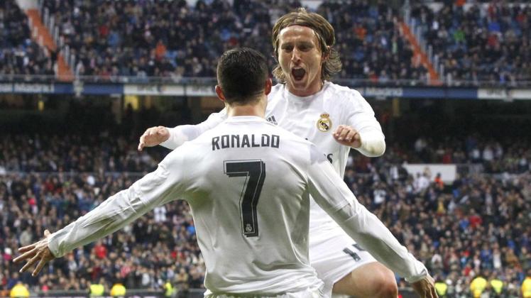 Luka Modric und Cristiano Ronaldo feierten jahrelang gemeinsame Erfolge bei Real Madrid. Foto: EPA/FERNANDO ALVARADO