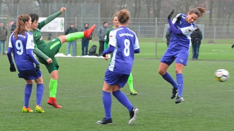 Der zweite Bremer Treffer: Nora Clausen (2. von links) erzielt gegen Anna Mirbach (rechts) und den TV Jahn Werders 2:0. 