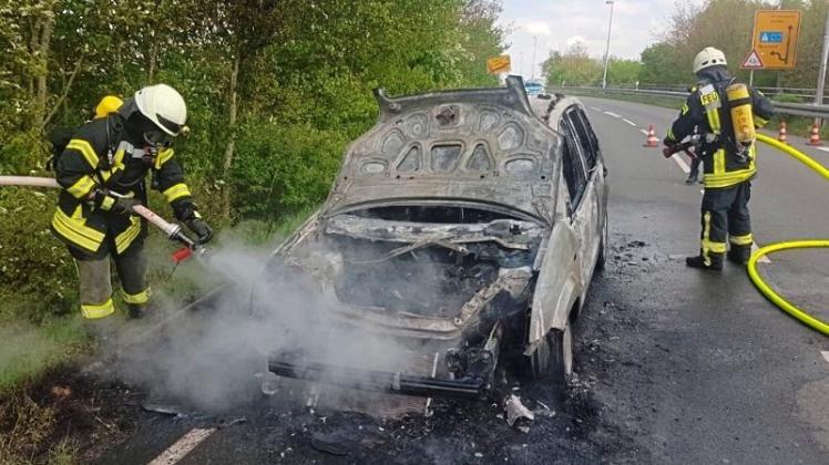 Nach einem Unfall in Brinkum-Nord ist ein Renault Twingo komplett ausgebrannt. 