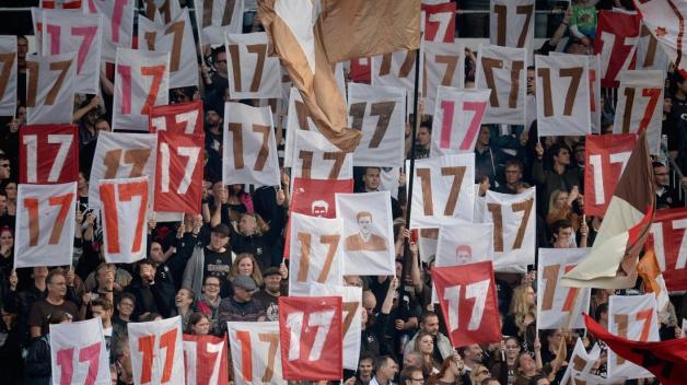 Fans des FC St. Pauli halten am 11.10.2014 beim Abschiedsspiel für Fabian Boll im Millerntor-Stadion in Hamburg die Rückennummer 17 auf Bannern des Protagonisten in die Höhe. Foto: dpa/Daniel Reinhardt