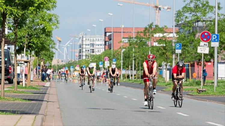 Erst Schwimmen, dann Radfahren und zum Abschluss Laufen: Am Sonntag findet der nunmehr siebte „Gewoba City-Triathlon Bremen“ statt. Archivfoto: Alexander Fanslau