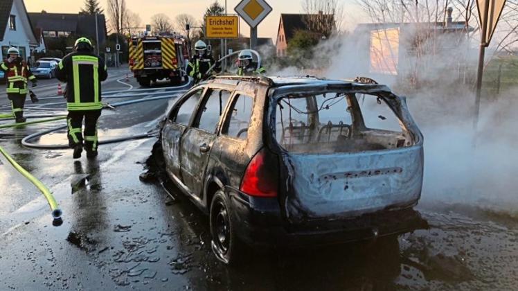 Gleich zwei Autos sind auf Stuhrer Gemeindegebiet am Dienstag in Flammen aufgegangen. Zuerst fing ein Kombi am Morgen auf der B6 in Brinkum Feuer (siehe Bild), später brannte ein Auto auf der A1 bei Groß Mackenstedt.  