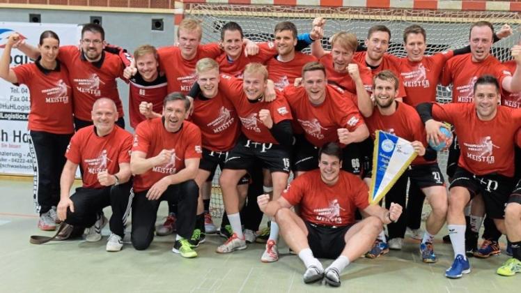 Verbandsliga-Meister 2017/2018: Die HSG Delmenhorst kehrt in die Oberliga zurück. Darüber freuen sich (hinten von links) Physiotherapeutin Anja Birkner, Betreuer Thomas Gaertner, Jonas Meissner, Tim Coors, Mirko Lettmann, Torben Sudau, Stefan Timmermann, Thies Kohrt, Sönke Schröder, Niclas Schanthöfer, Torwart-Trainer Stephan Goertz, (unten von links), Torwart-Trainer Jens Kanzog, Trainer Jörg Rademacher, Jonte Windels, Frederic Oetken, Alexander Schöps, Jörn Janßen, Andre Haake, Ole Goyert und (sitzend) Dominik Ludwig. Verbandsliga-Meister 2017/2018: Die HSG Delmenhorst kehrt in die Oberliga zurück. Darüber freuen sich (hinten von links) Physiotherapeutin Anja Birkner, Betreuer Thomas Gaertner, Jonas Meissner, Tim Coors, Mirko Lettmann, Torben Sudau, Stefan Timmermann, Thies Kohrt, Sönke Schröder, Niclas Schanthöfer, Torwart-Trainer Stephan Goertz, (unten von links), Torwart-Trainer Jens Kanzog, Trainer Jörg Rademacher, Jonte Windels, Frederic Oetken, Alexander Schöps, Jörn Janßen, Andre Haake, Ole Goyert und (sitzend) Dominik Ludwig.