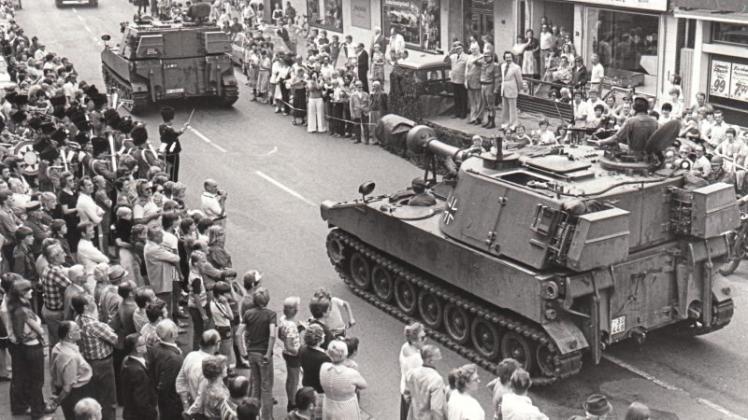 Enge Verbundenheit mit Bürgern und Stadt: 1979 zog das Panzerartilleriebataillon unter großer Beachtung durch Wildeshausen. Archivfoto: Horst Schilling